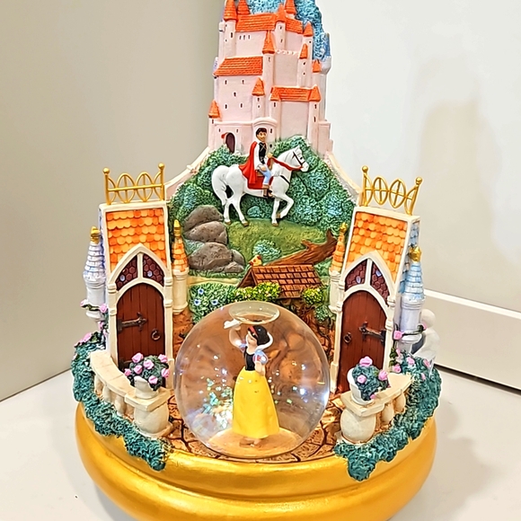 Disney  A Wish Your Heart Makes  3 sided rotating figurine w/snow globes. - Picture 4 of 16